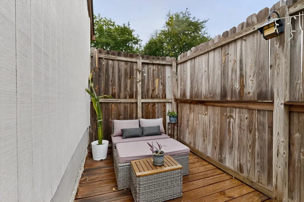 8821 Honeysuckle Trail W Austin TX 78759