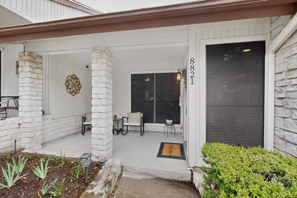 8821 Honeysuckle Trail W Austin TX 78759