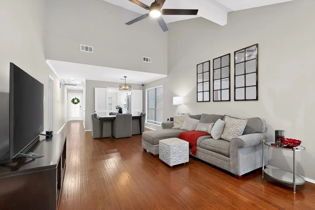 8821 Honeysuckle Trail W Austin TX 78759