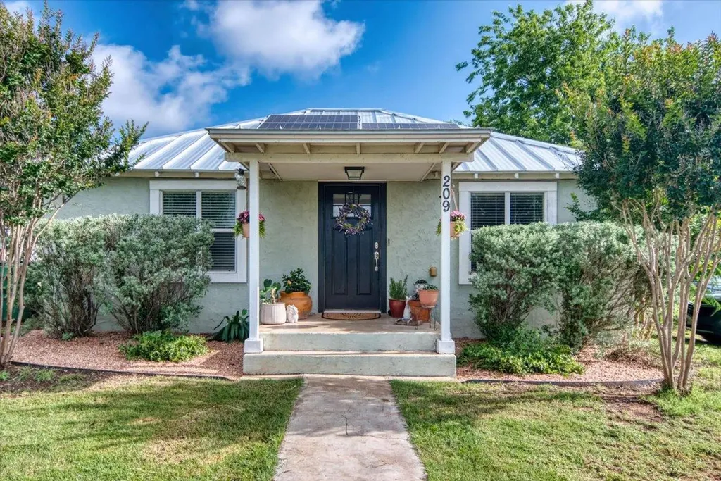 209 E Houston Street Llano TX 78643