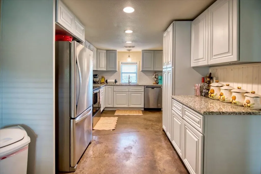 209 E Houston Street Llano TX 78643