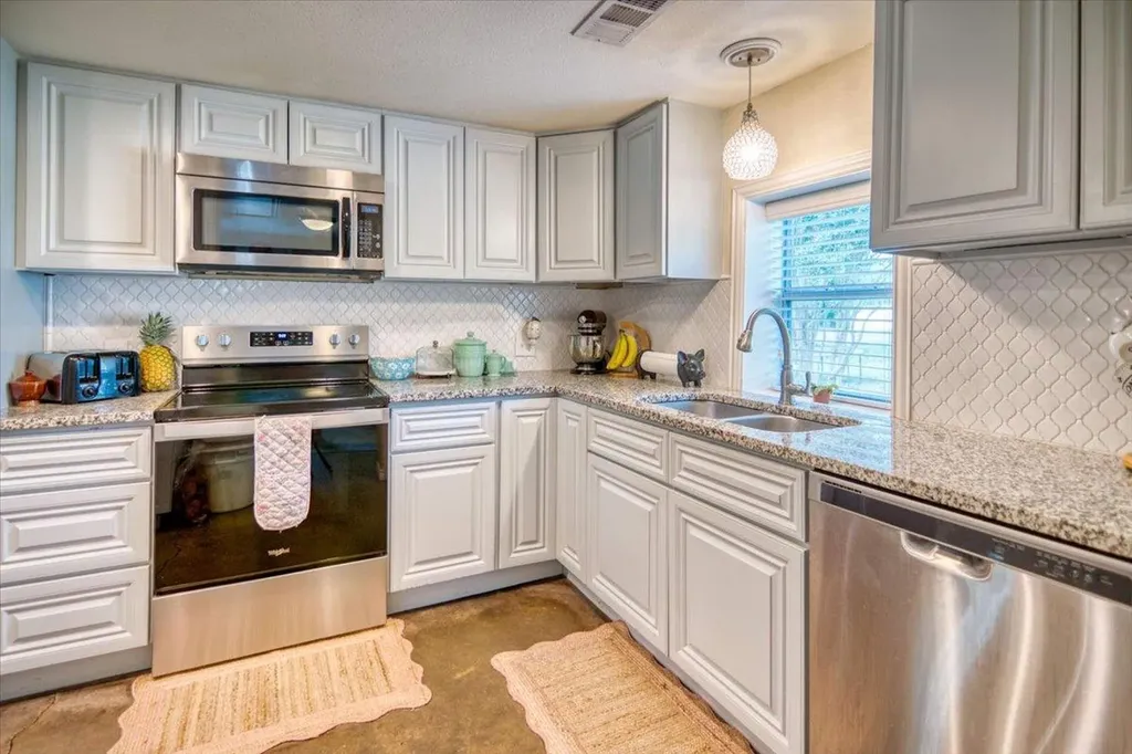 209 E Houston Street Llano TX 78643