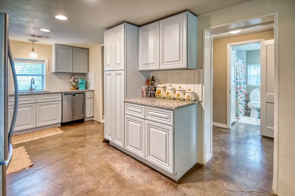 209 E Houston Street Llano TX 78643
