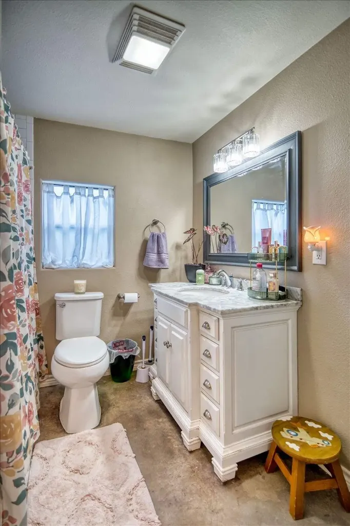 209 E Houston Street Llano TX 78643