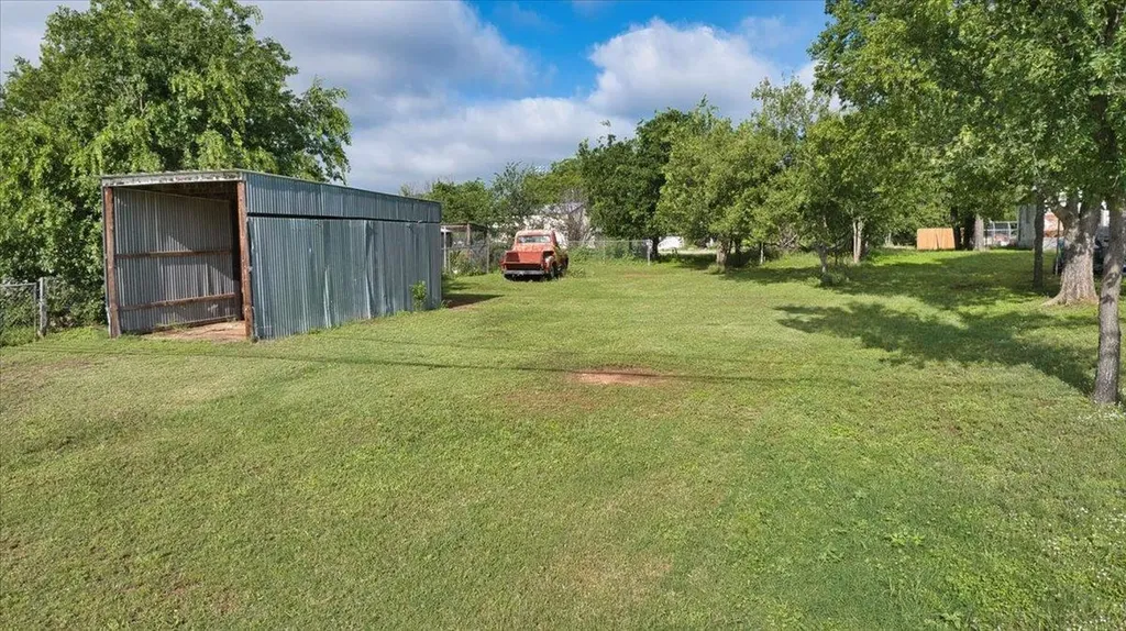 209 E Houston Street Llano TX 78643