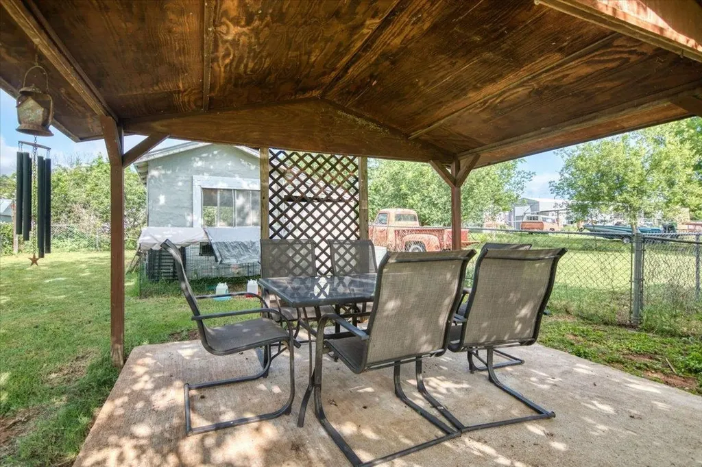209 E Houston Street Llano TX 78643
