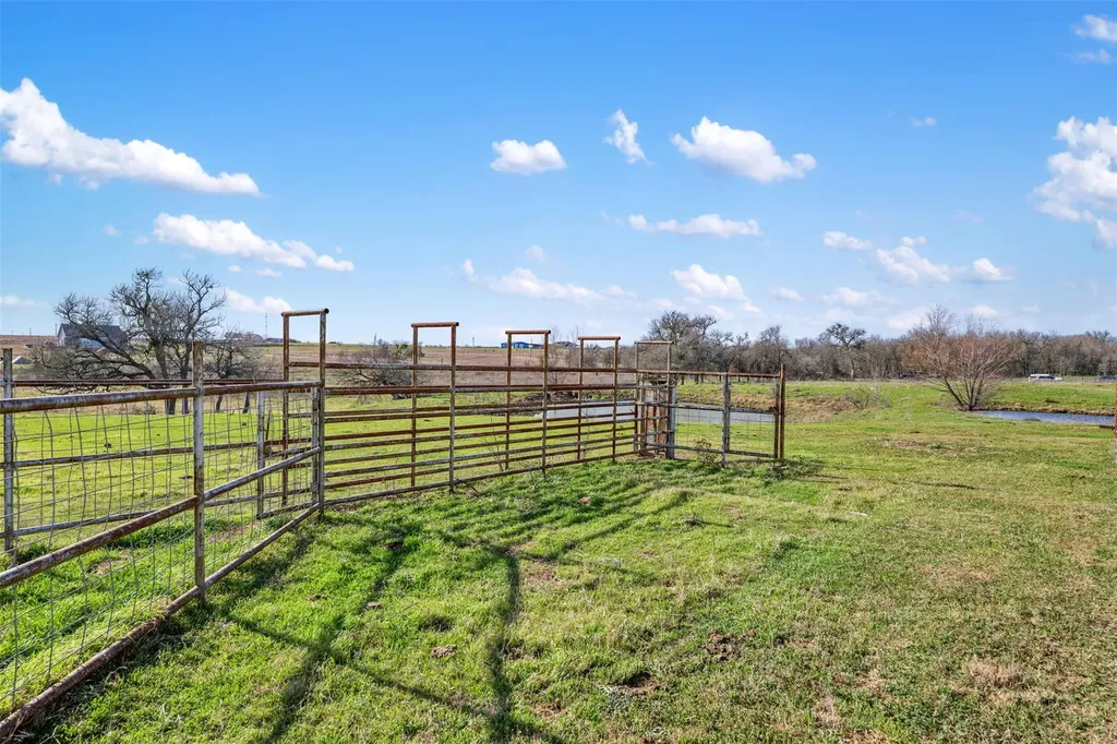 700 County Road 466 Elgin TX 78621