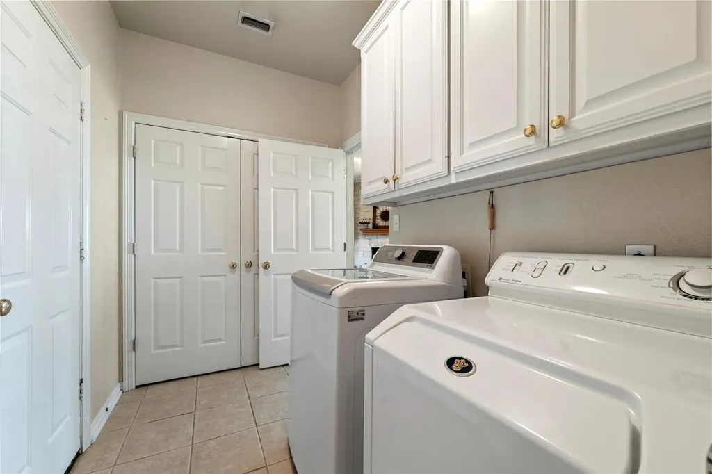 1005 E Buttercup Road Taylor TX 76574