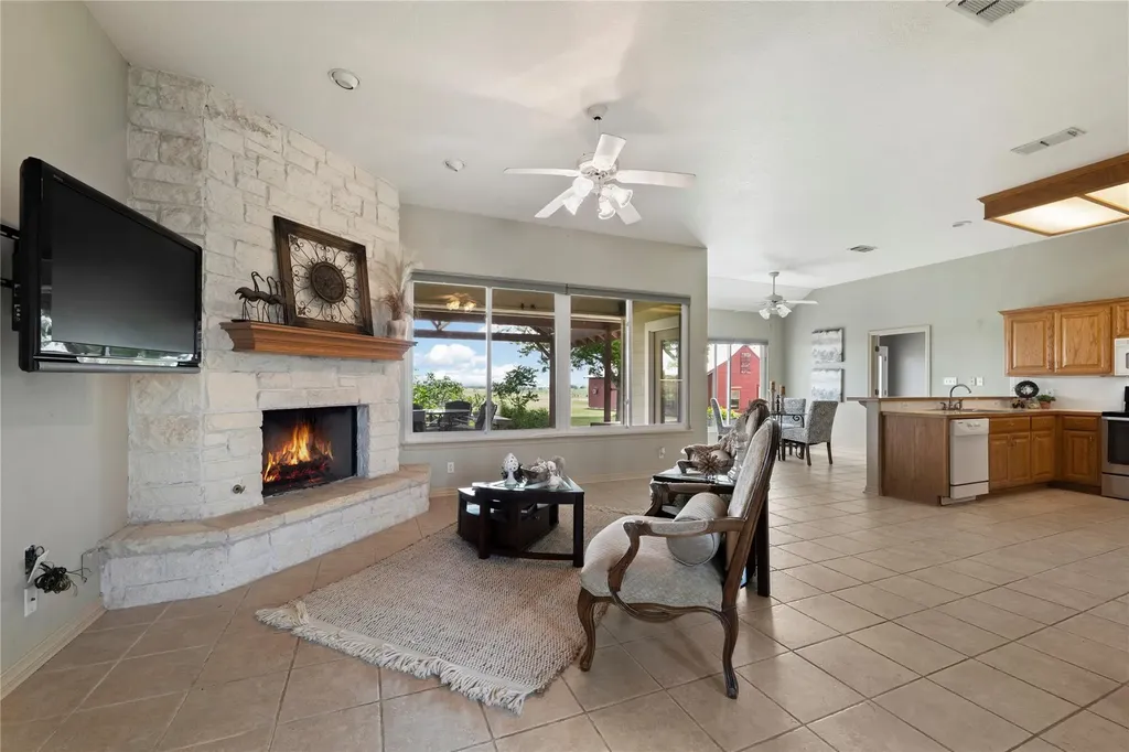 1005 E Buttercup Road Taylor TX 76574