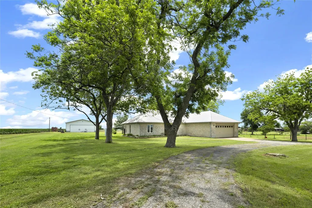 1005 E Buttercup Road Taylor TX 76574