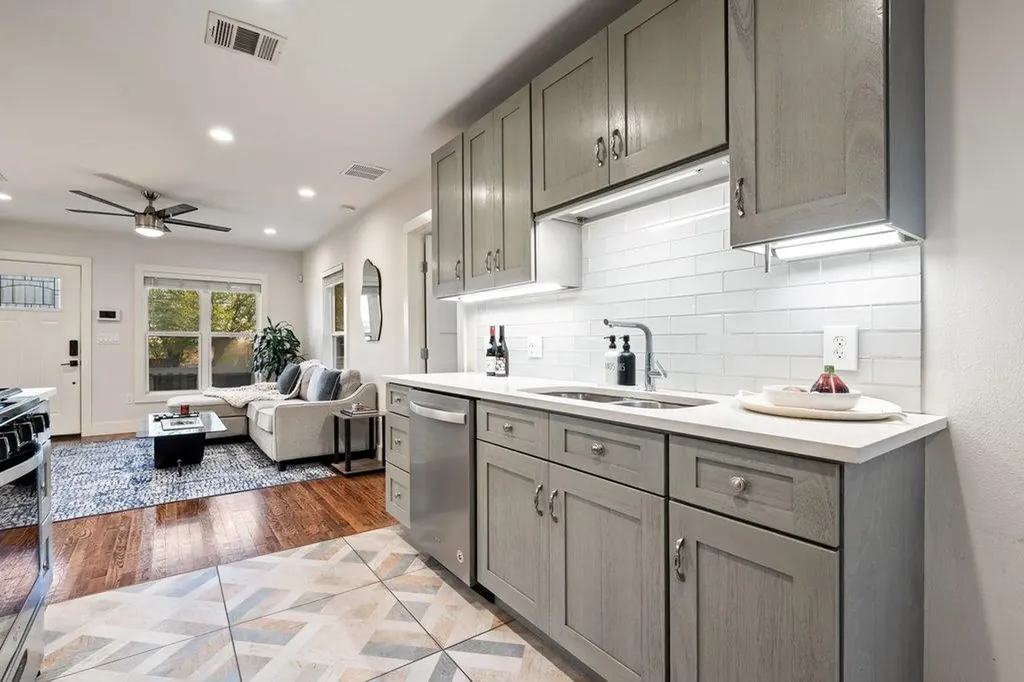 2702 Crest Avenue Austin TX 78702