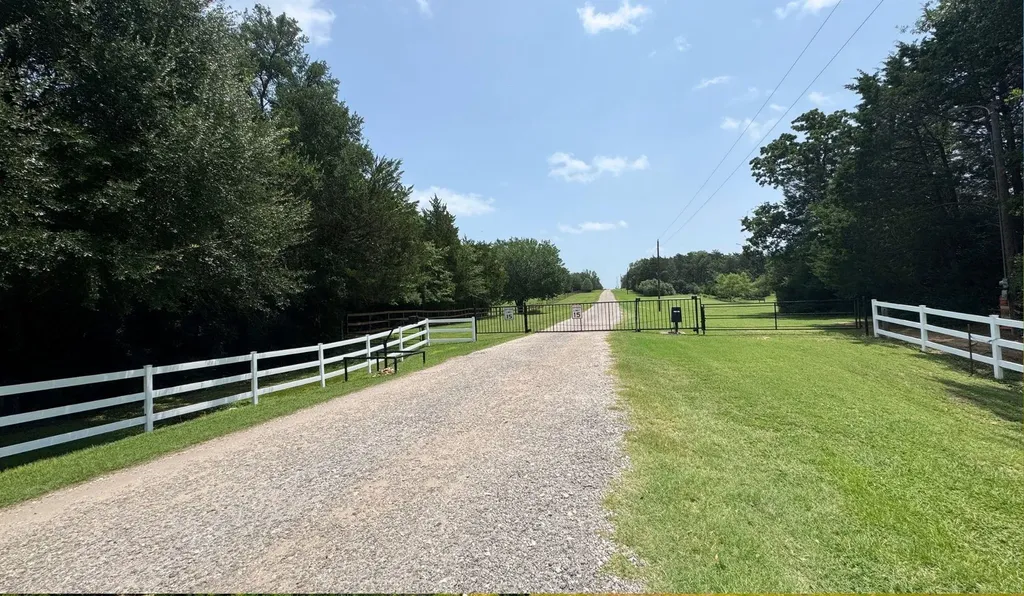 1016 Private Road 7040 Lexington TX 78947