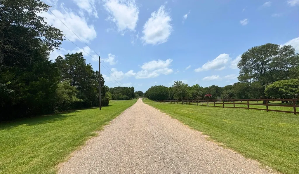 1016 Private Road 7040 Lexington TX 78947