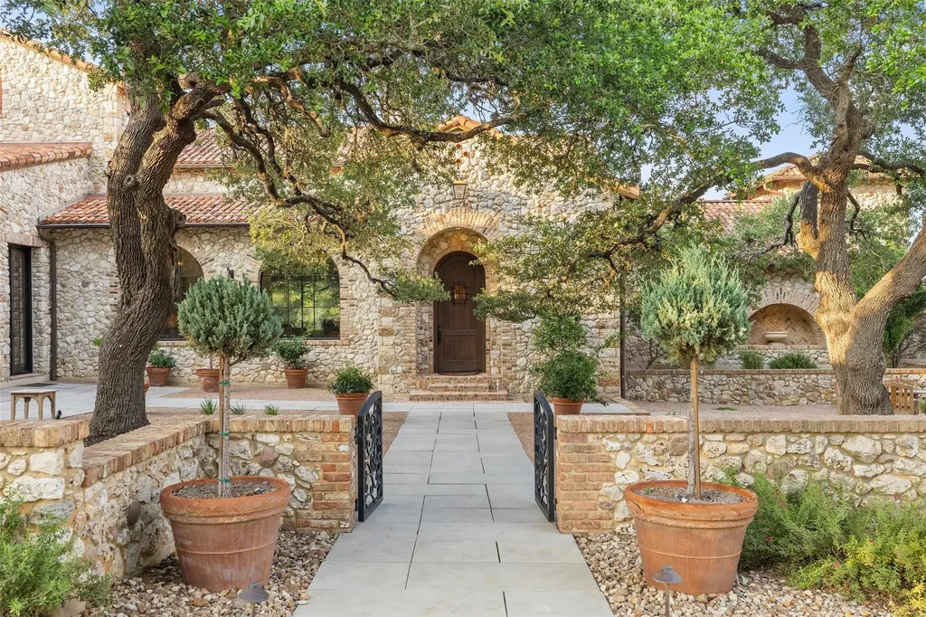 418 Cattle Trail Drive Dripping Springs TX 78620