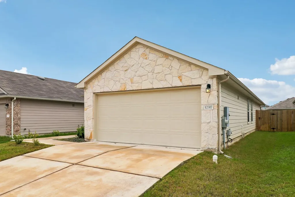 12317 Token Trail Elgin TX 78621