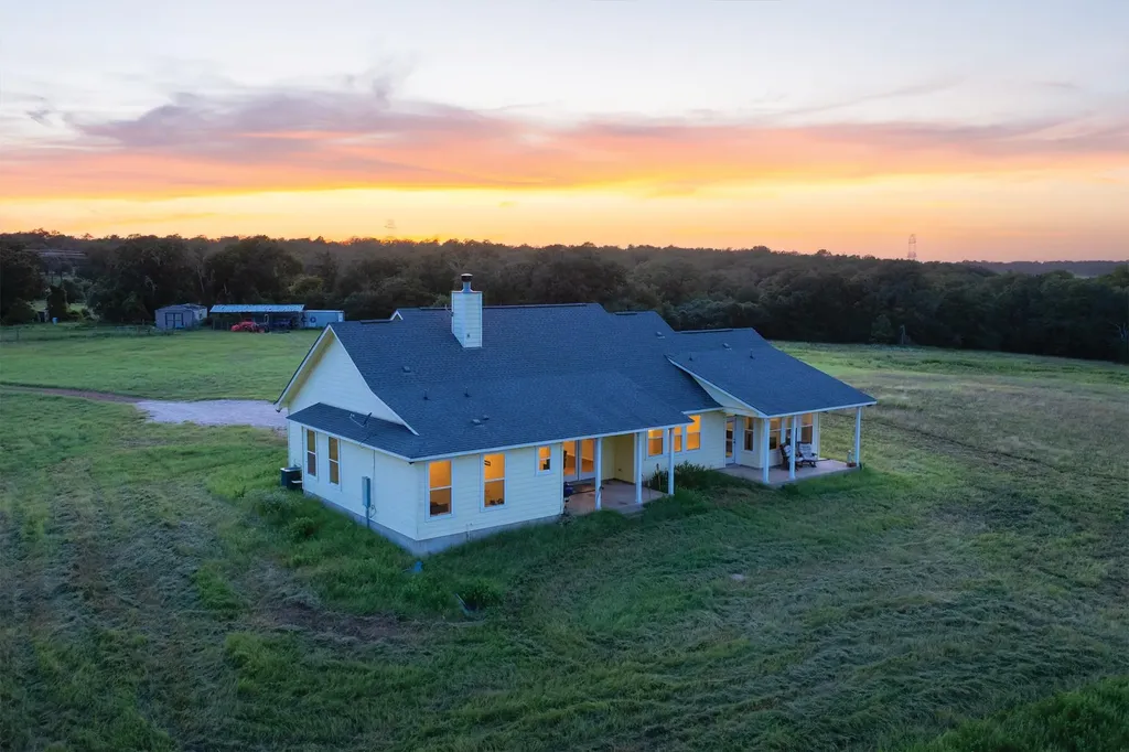 498 N County Line Road Elgin TX 78621