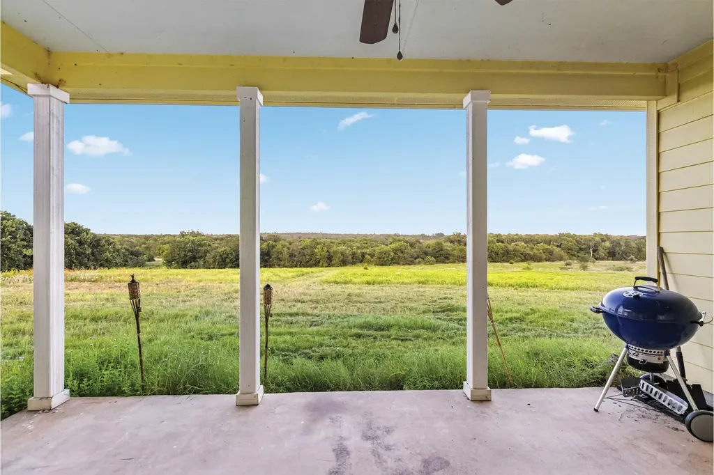 498 N County Line Road Elgin TX 78621