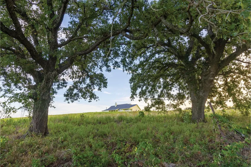 498 N County Line Road Elgin TX 78621