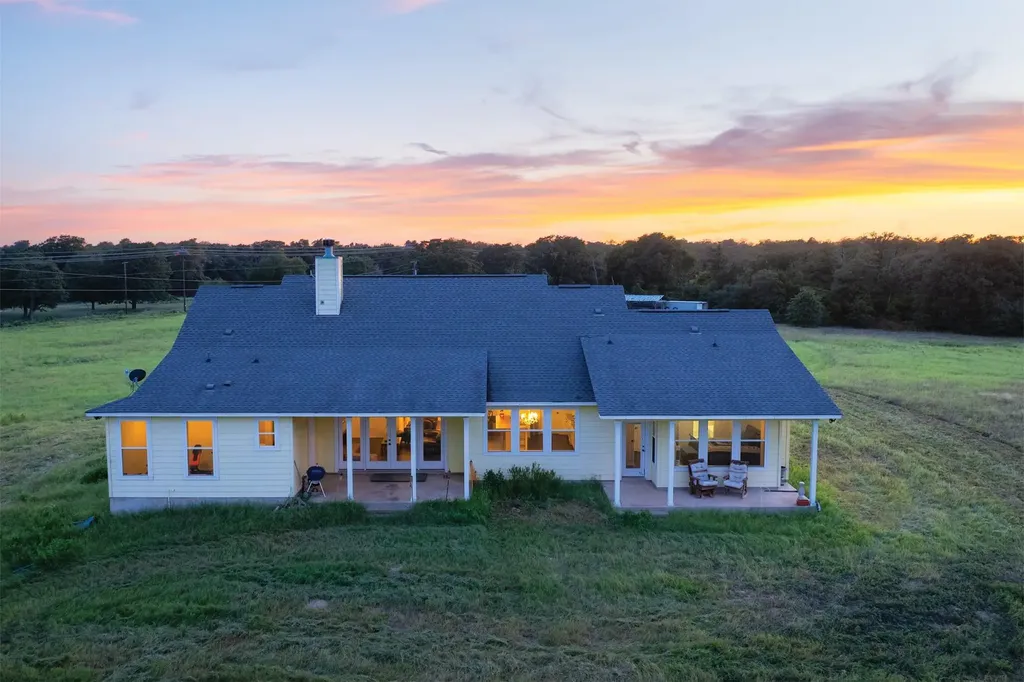 498 N County Line Road Elgin TX 78621