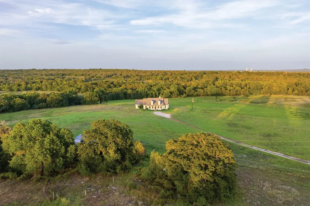 498 N County Line Road Elgin TX 78621