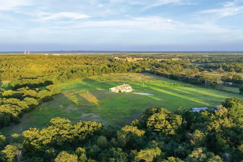 498 N County Line Road Elgin TX 78621