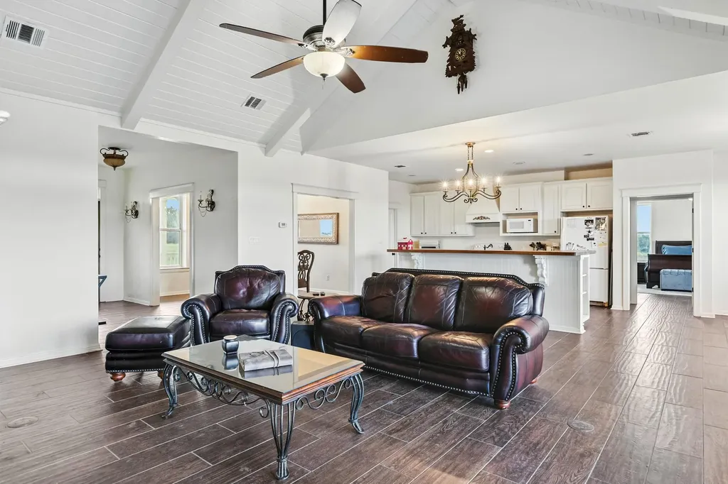 498 N County Line Road Elgin TX 78621