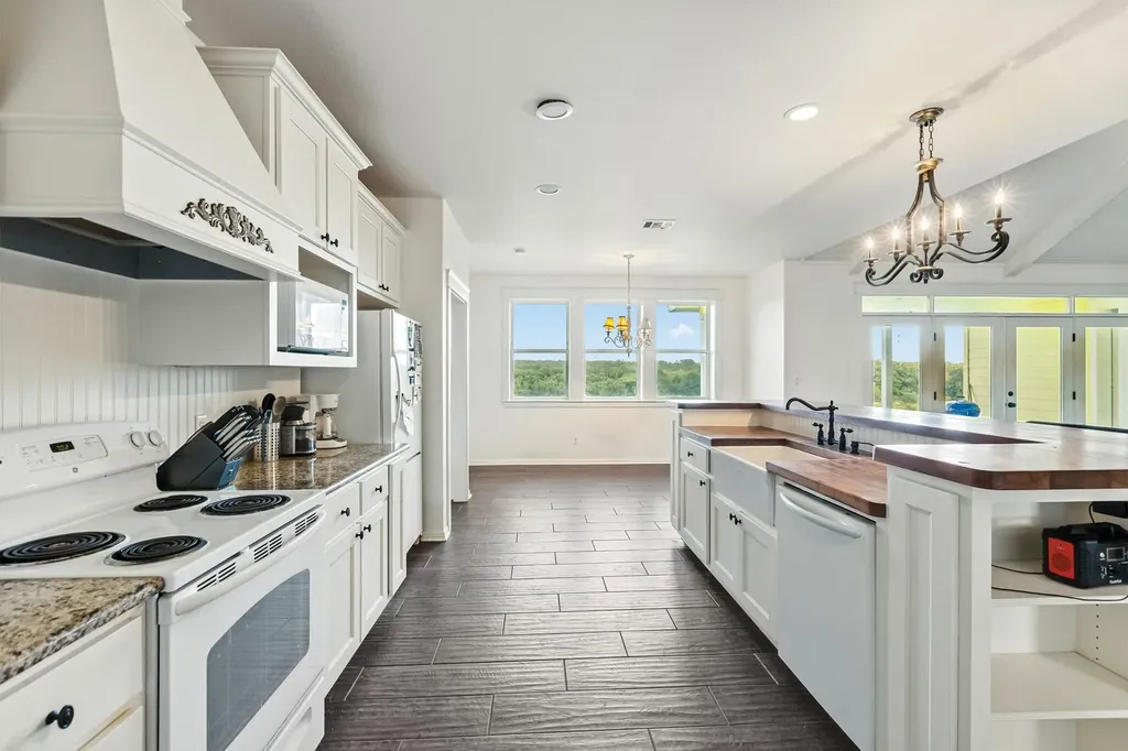 498 N County Line Road Elgin TX 78621