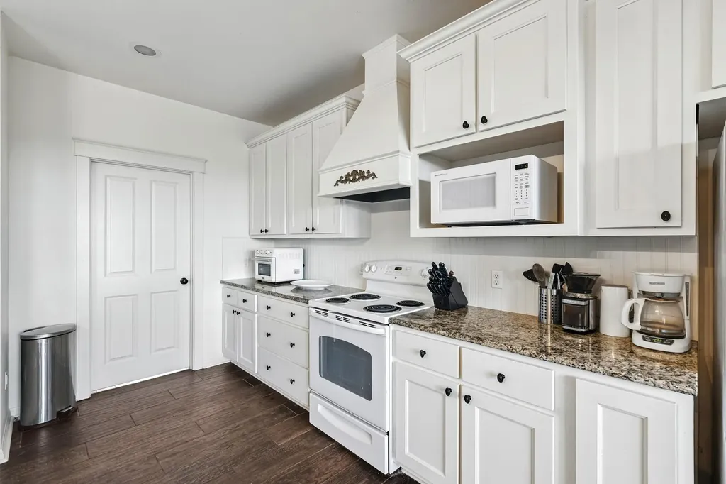498 N County Line Road Elgin TX 78621