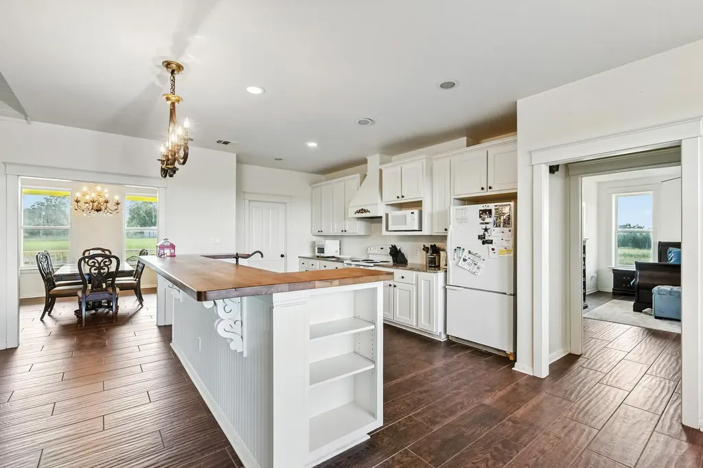 498 N County Line Road Elgin TX 78621
