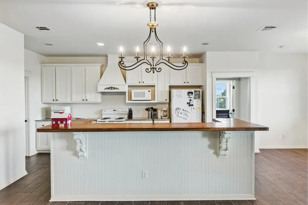 498 N County Line Road Elgin TX 78621