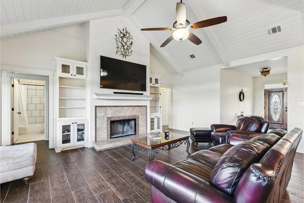 498 N County Line Road Elgin TX 78621