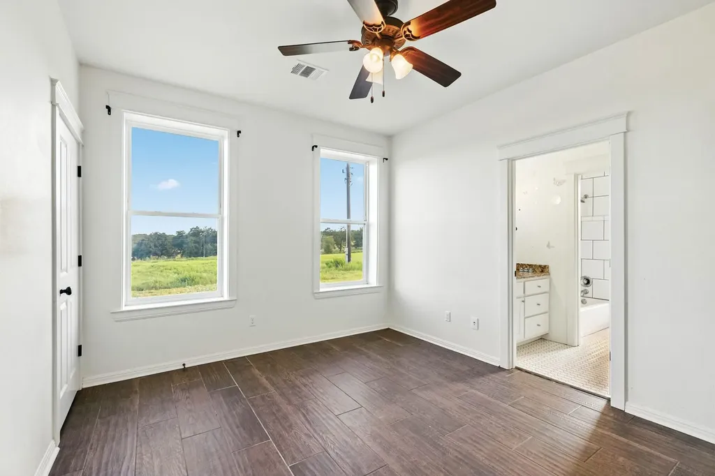 498 N County Line Road Elgin TX 78621