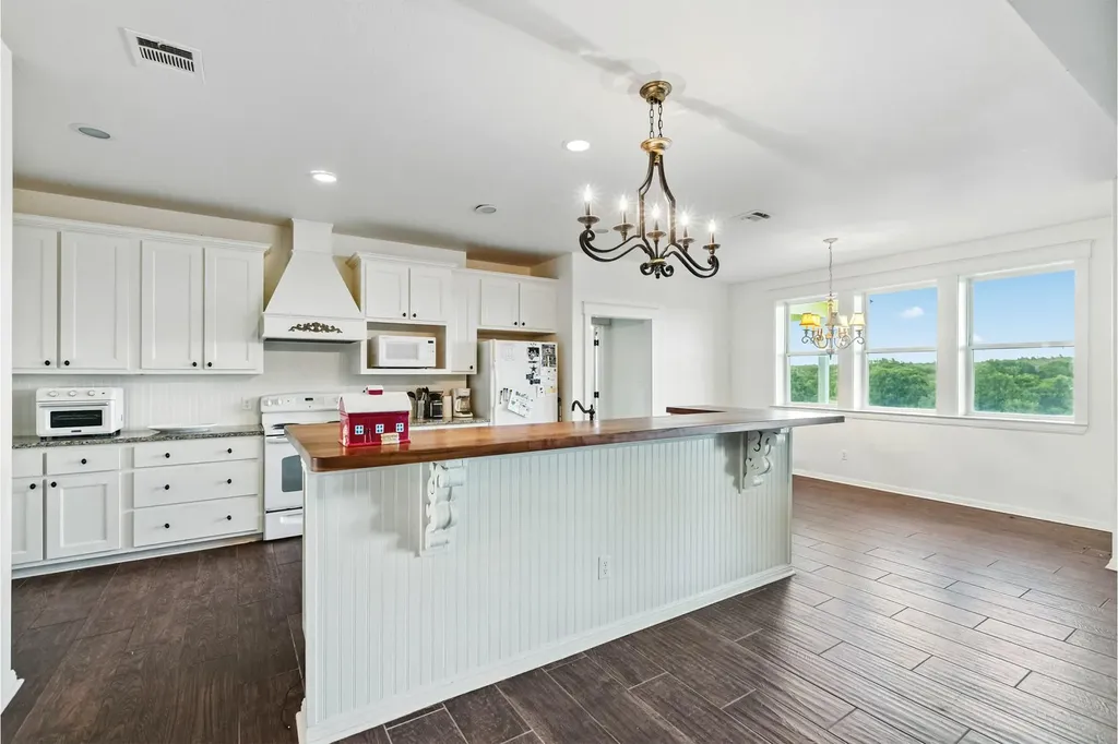 498 N County Line Road Elgin TX 78621