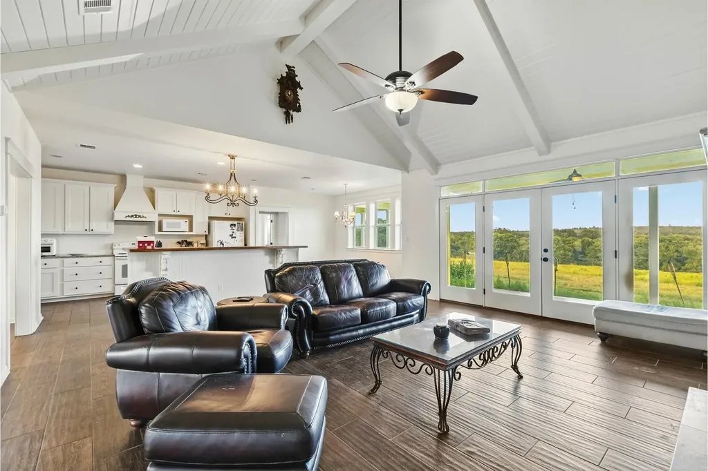 498 N County Line Road Elgin TX 78621