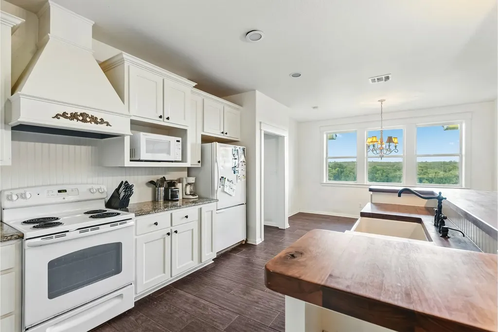 498 N County Line Road Elgin TX 78621