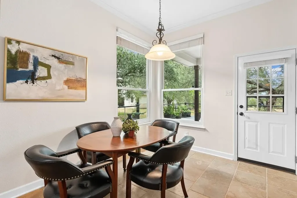 106 Double Horn Trail Spicewood TX 78669