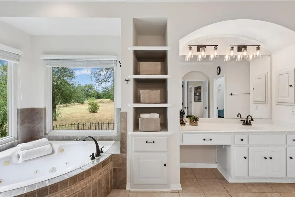 106 Double Horn Trail Spicewood TX 78669