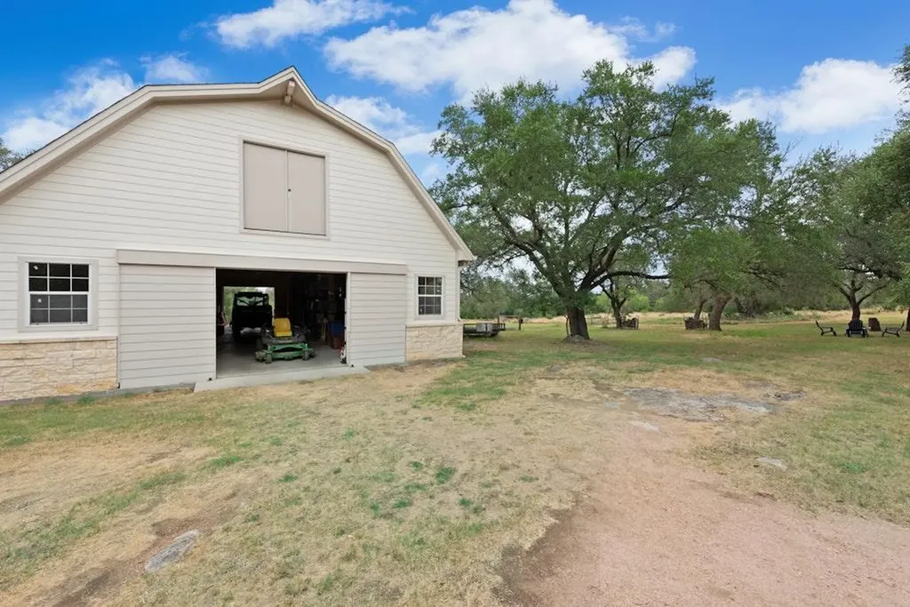 106 Double Horn Trail Spicewood TX 78669