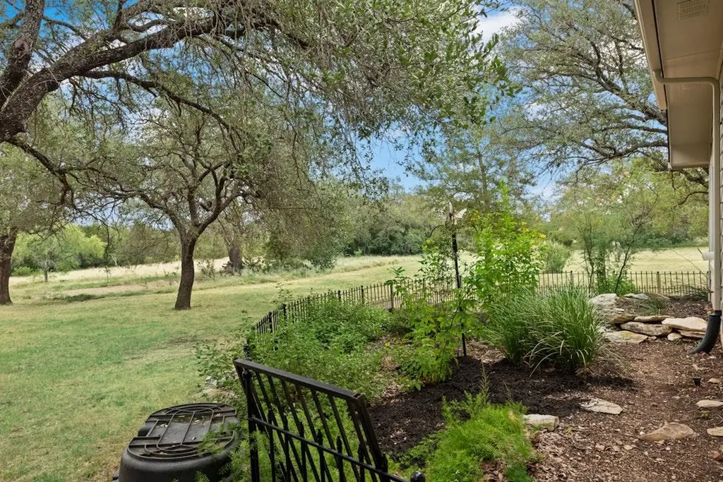106 Double Horn Trail Spicewood TX 78669