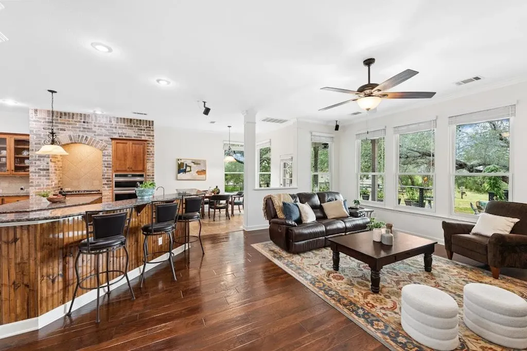 106 Double Horn Trail Spicewood TX 78669
