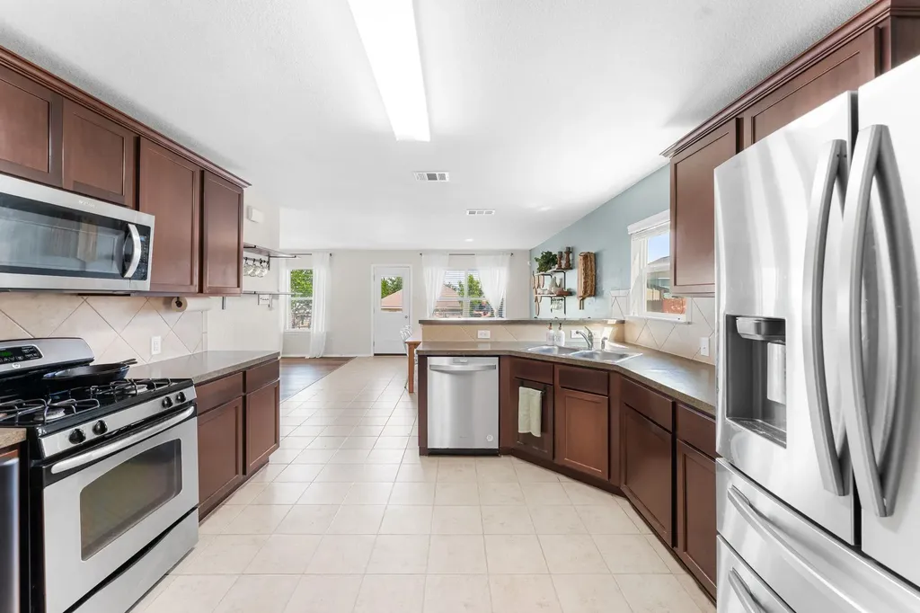 6735 Plains Crest Drive Del Valle TX 78617
