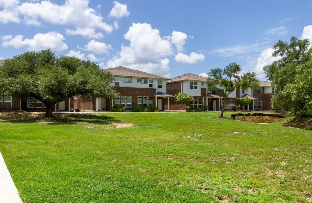 605 W South St Street Leander TX 78641