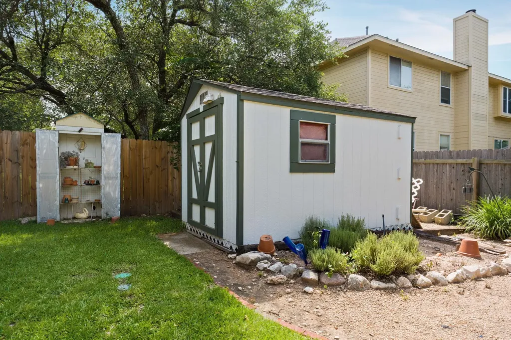 810 Hilltop Drive Leander TX 78641