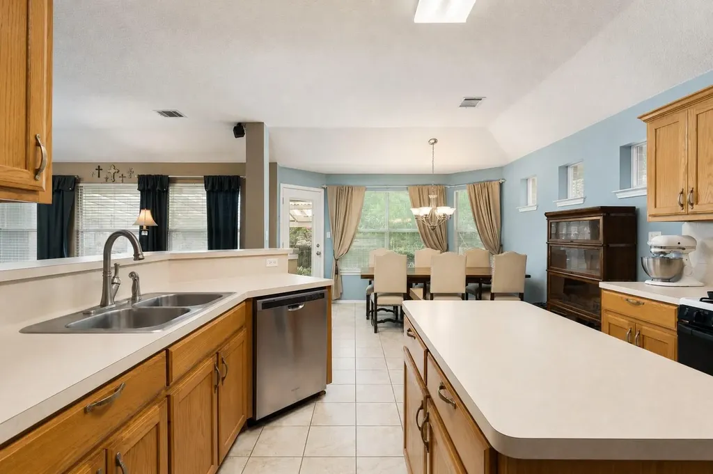810 Hilltop Drive Leander TX 78641