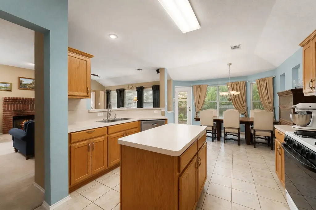810 Hilltop Drive Leander TX 78641