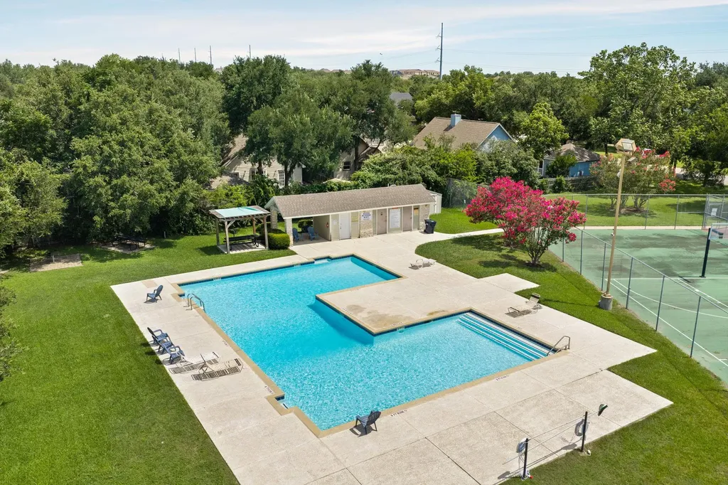 810 Hilltop Drive Leander TX 78641