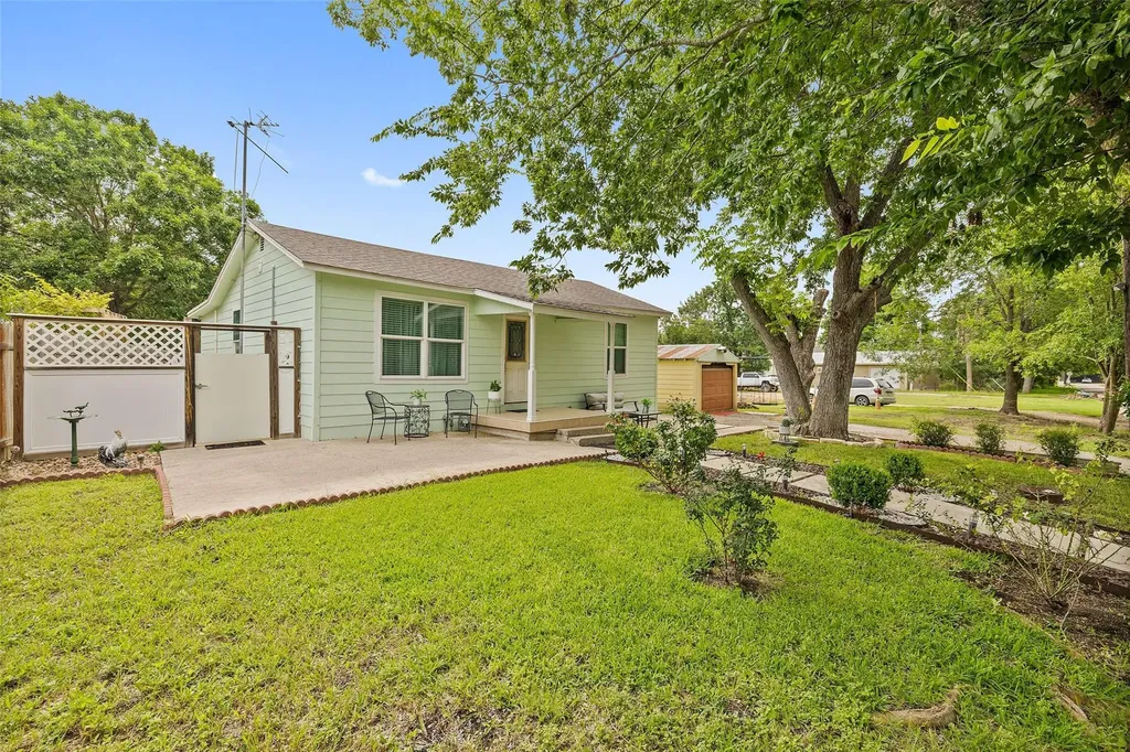 718 Kimbro Street Taylor TX 76574