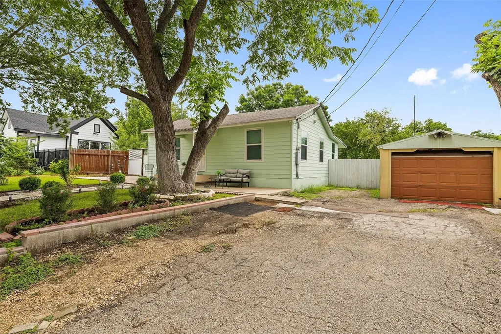 718 Kimbro Street Taylor TX 76574