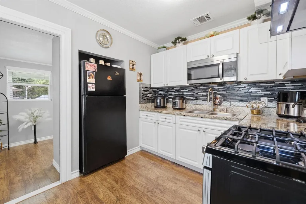 718 Kimbro Street Taylor TX 76574