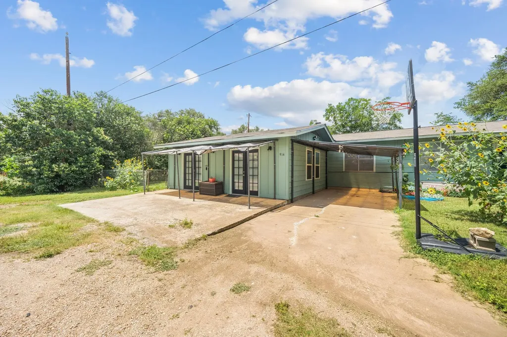 914 6th Street Blanco TX 78606